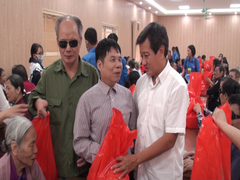 Video: Ông Đoàn Ngọc Hải mua bún bò Huế, tặng quà cho hội người mù tại Hà Nội