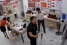 Clip: Cánh cửa vỡ tan khi tiễn khách, nam nhân viên rụng rời