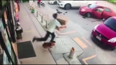 Clip: Chú chó làm chàng trai ngã liểng xiểng