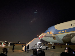 Trump trở lại Nhà Trắng sau 14 cuộc vận động liên tiếp, chờ đợi kết quả