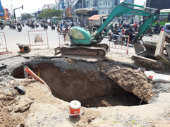Xuất hiện hố 'tử thần' có thể nuốt chửng 1 xe tải nhỏ ở quận Gò Vấp