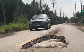 Ảnh: Con đường chỉ dài 2km nhưng có gần 100 'hố tử thần' ở Đồng Nai