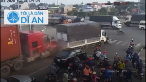 Video: Kinh hoàng xe container húc bay hàng loạt xe máy, ô tô dừng đèn đỏ