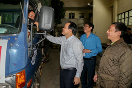 Bộ trưởng GD&ĐT gửi hơn 22.000 bộ SGK, vở viết cho học sinh miền Trung