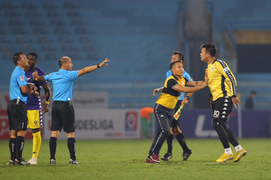 Video: Ban huấn luyện, cầu thủ Hà Nội FC 'quây' trọng tài ngay khi hết hiệp 1