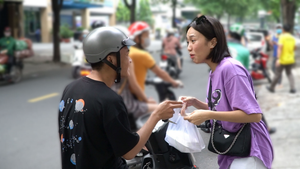 Dàn nghệ sĩ TP.HCM bán xôi, sữa đậu nành kêu gọi ủng hộ đồng bào miền Trung