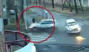 Thót tim xem clip chàng trai thoát chết 2 lần trong 10 giây