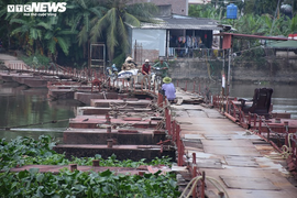 Cầu phao xuống cấp trầm trọng, người dân Hải Dương vẫn phải liều mình đi qua