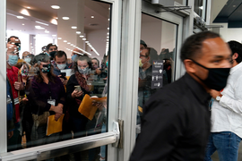 Phe Cộng hòa quây điểm bỏ phiếu ở bang chiến trường Michigan