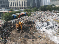 Video: ‘Núi rác’ khổng lồ bốc mùi hôi thối nhiều ngày ở giữa Thủ đô