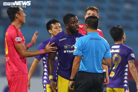 HLV chửi tục, cầu thủ hùng hổ dọa trọng tài, Hà Nội FC tiếp tục hoen ố hình ảnh