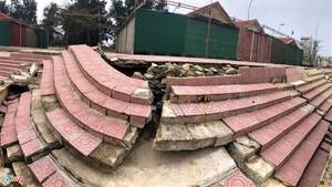 Kè biển Cửa Lò vỡ nát, gãy sụp sau bão số 9
