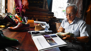 Video: Gặp ông lão 90 tuổi từng đóng giày cho quốc vương Campuchia