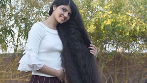 Nữ sinh 17 tuổi đạt kỷ lục mái tóc dài nhất thế giới