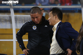 Chửi trọng tài, HLV Hà Nội FC bị cấm chỉ đạo trận quyết định chức vô địch