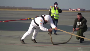 Video: 'Người đàn ông khỏe nhất nước Nga' kéo máy bay 36 tấn đi 25m