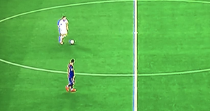 CĐV kinh ngạc với thái độ phòng ngự thờ ơ của Messi