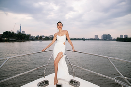 MC Phương Mai khoe vóc dáng săn chắc trên du thuyền