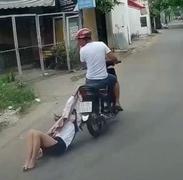 Rùng mình cảnh cô gái bị kẻ cướp kéo lê trên đường ở TP.HCM