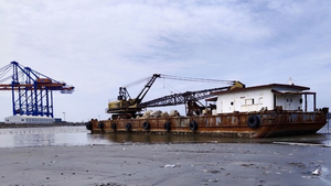 Video: Nhiều xà lan bị bỏ mặc trôi dạt ở khu vực cảng Dung Quất