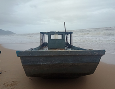 Thuyền lạ không người dạt vào bờ biển Thừa Thiên - Huế