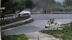 Video: Kinh hoàng hai học sinh sang đường bị ô tô tông văng xa