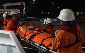 Tàu cứu hộ xuyên đêm vượt sóng to, gió lớn đưa ngư dân bị hôn mê vào đất liền