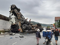 Tránh ổ gà trên cầu vượt, container rơi xuống đường ‘phơi bụng’