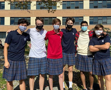 Nam sinh ở Canada mặc váy đến trường