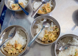 Trường Tiểu học bớt xén suất ăn bán trú của học sinh: Yêu cầu kiểm điểm