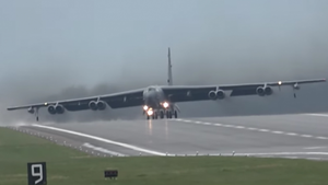 Video: Gió mạnh khiến 'pháo đài bay' B-52 chao nghiêng trước khi cất cánh