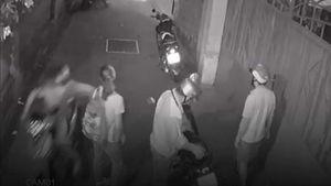 Video: Cô gái đứng gửi hàng trong hẻm bị giật điện thoại trong tích tắc