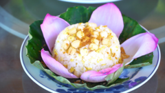 Du khách thích thú thưởng trà, ẩm thực từ sen tươi cuối Thu