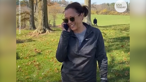 Video: Bà Kamala Harris tươi cười, gọi điện chúc mừng tân Tổng thống Joe Biden