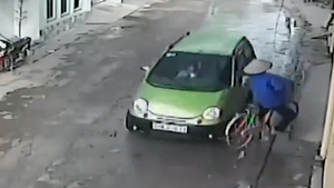 Clip: Ô tô con lao như tên bắn trong ngõ, suýt đâm trúng người phụ nữ đi xe đạp