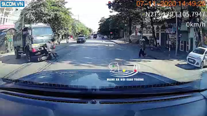Clip: Vượt đèn đỏ, người đàn ông lái xe máy bị ô tô tải tông văng xuống đường