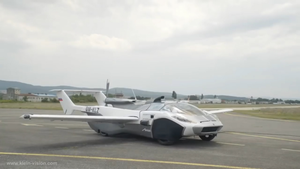 Video: 'Hô biến' ô tô thành máy bay chỉ trong 3 phút