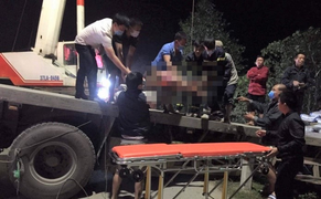 Xe đầu kéo lao xuống ruộng, xi măng đè bẹp cabin, lái xe thiệt mạng