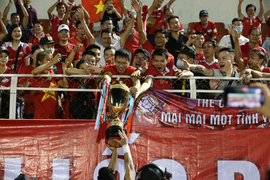 Viettel vô địch V-League, trao Cup vàng nặng 10kg cho CĐV cùng ăn mừng