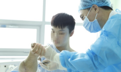 Kỳ tích y khoa Việt: Cùng lúc ghép 2 tay cho thanh niên 18 tuổi
