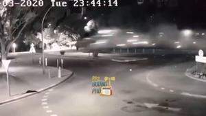 Video: Ô tô con tóe lửa, bay qua ngã tư như phim hành động