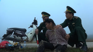 Video: Bộ đội biên phòng vây bắt người phụ nữ vận chuyển ma tuý ở Điện Biên