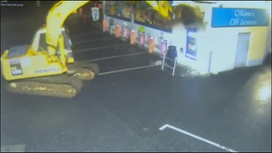 Video: Trong 3 phút, 2 tên trộm dùng máy xúc phá bốt ATM cướp tiền ở Ireland 