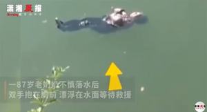 Ngã xuống sông, cụ bà 87 tuổi không biết bơi thoát chết nhờ 'tư thế cứu mạng'
