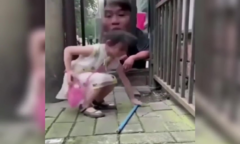 Clip: Ông bố cười như mếu khi được con gái giúp đỡ
