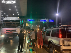 Đắk Lắk: Tài xế mang ô tô chặn trạm thu phí