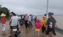 Đi xem lũ, người đàn ông ở Phú Yên bị nước cuốn trôi