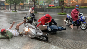 Bão số 12 đổ bộ: Di dời dân khẩn cấp, chìm tàu cá ở Khánh Hòa