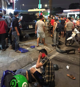Ô tô đâm liên hoàn hàng loạt xe máy, 4 người bị thương nặng