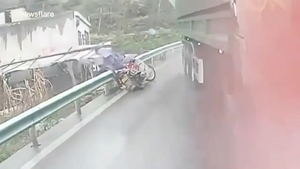 Video: Người đàn ông vứt xe, nhảy qua barie tránh va chạm với xe container